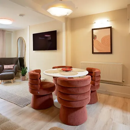 Old House In The Heart Of Apartman